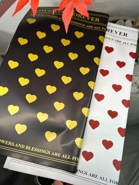 ورق تغليف هدايا بلاستيك قلوب ( ربطه 20 ورقه)